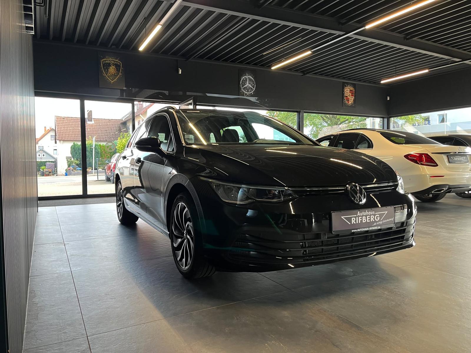 Volkswagen Golf VIII 2.0 TDI LIFE/MEMORY/ACC/H&K/LED/HUD/17