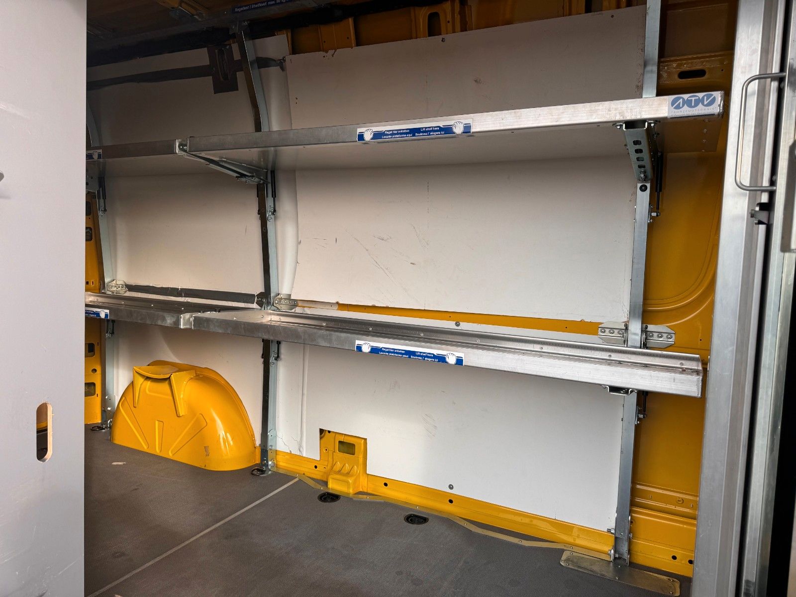 Fahrzeugabbildung Mercedes-Benz eSprinter 312 DHL Regal KEP-Ausbau