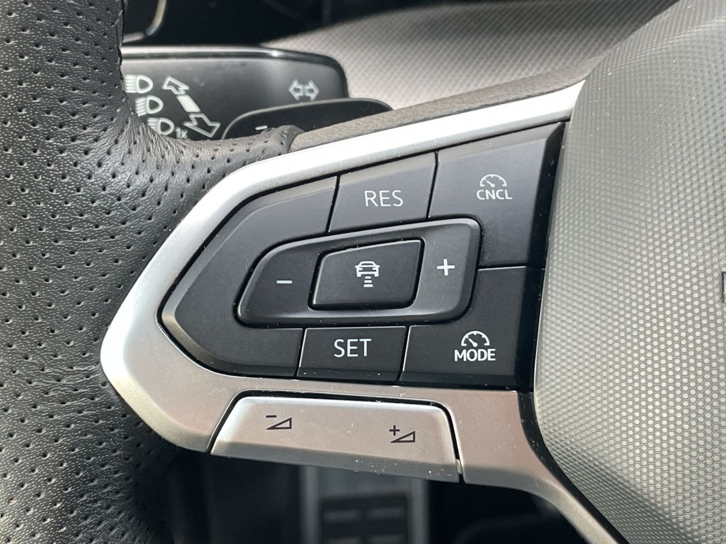 Golf VIII 1.5 eTSI DSG R-Line Pano/Standhzg/Kame