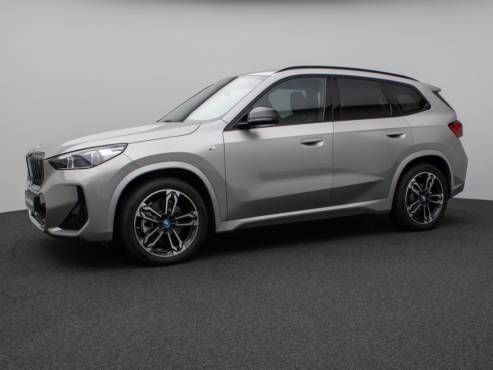 Fahrzeugabbildung BMW iX1 xD30 M Sport DAB Panorama Kamera Komfort 19"