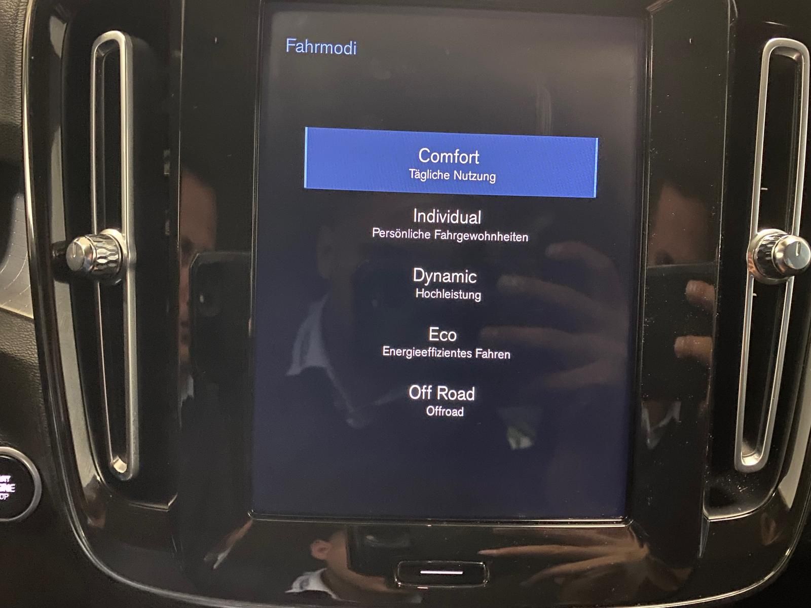 Fahrzeugabbildung Volvo XC40 KLIMA+RFK+PDC+NAVI+SITZHEIZ+4x4+AHK+ALU+LED