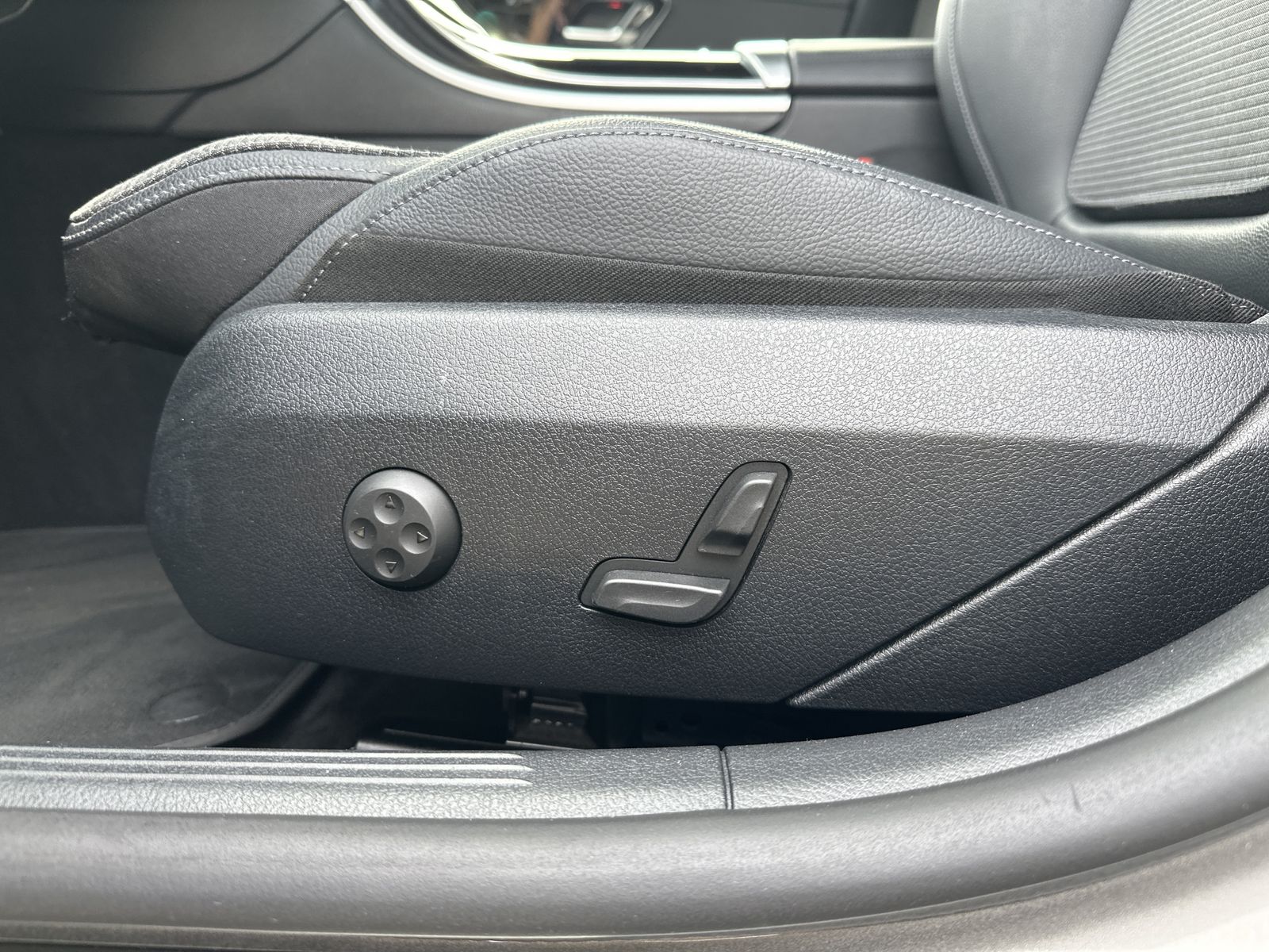 Fahrzeugabbildung Mercedes-Benz C 200d T Avantgarde NIGHT+NAV+LED+AHK+KAM+CARPLA
