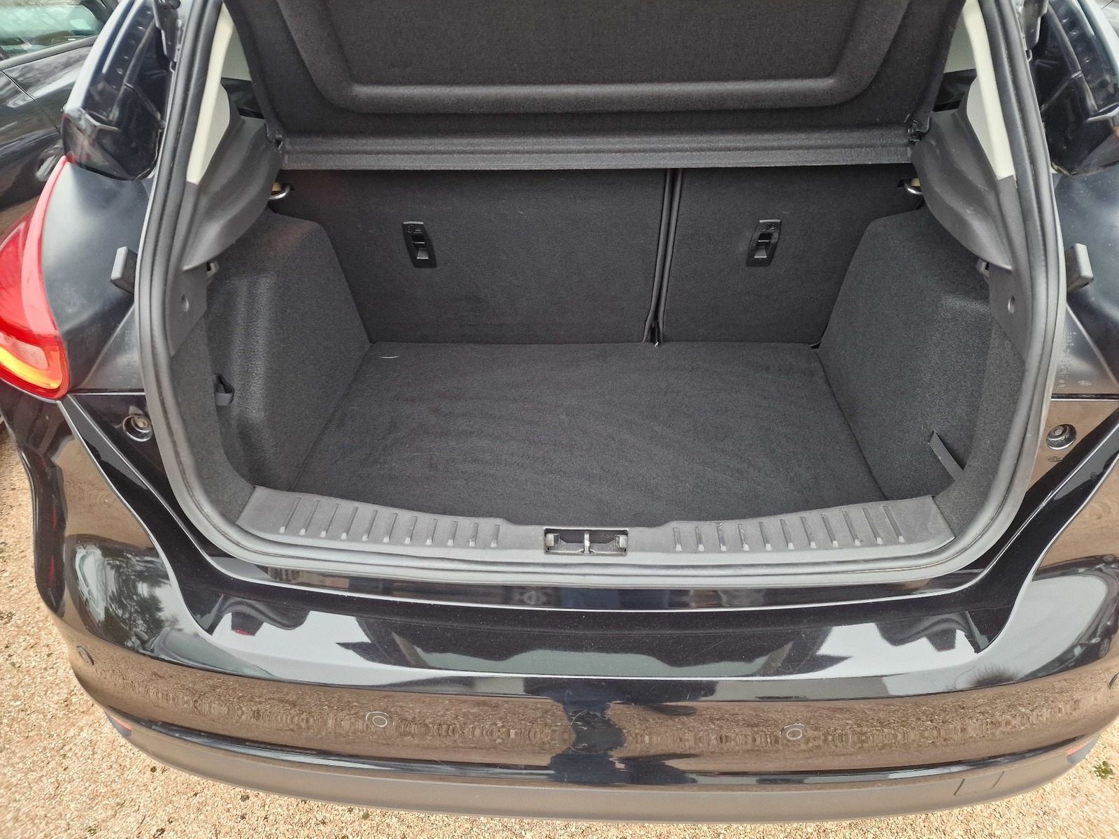 Fahrzeugabbildung Ford Focus Lim. Titanium, Navi,Winterpaket,PDC