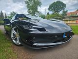Ferrari 296 GTB*1.Hd.*BRD*Lift*Kamera*Carplay*1900 KM! - schwarze Ferrari 296 GTB