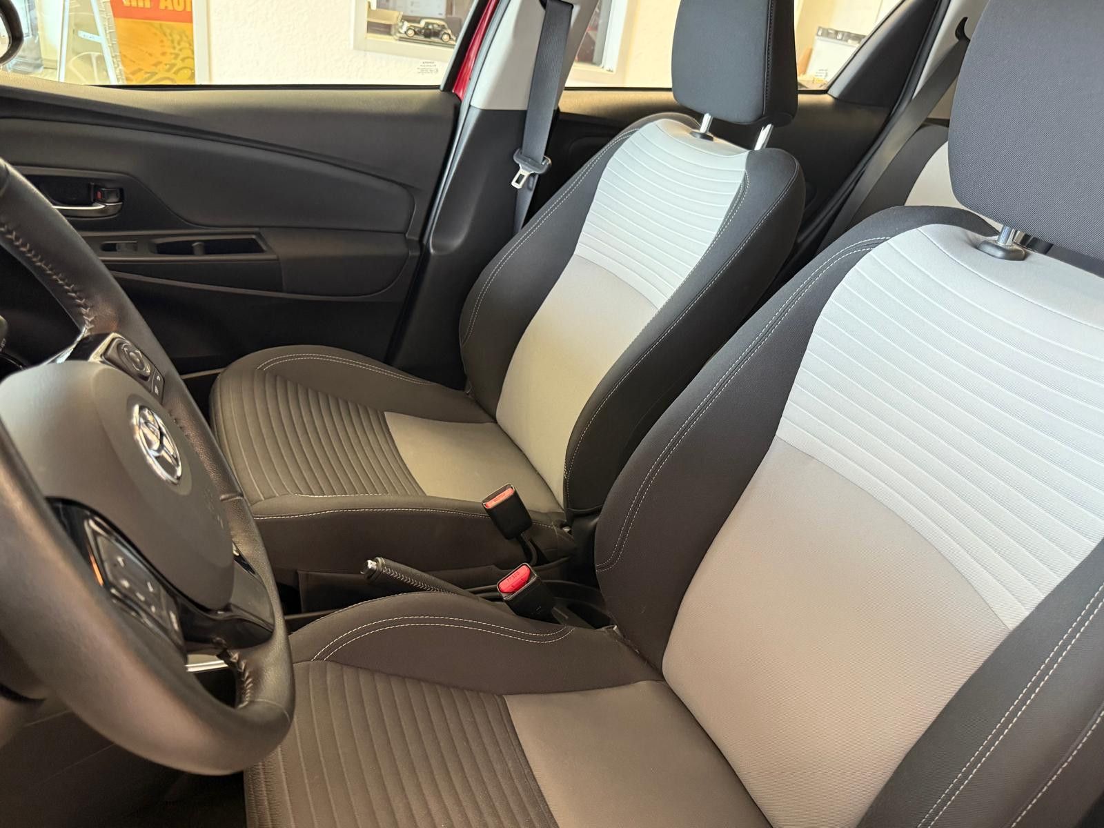 Fahrzeugabbildung Toyota Yaris Hybrid Team D /WENIG KM/SCHECKHEFT/KAMERA