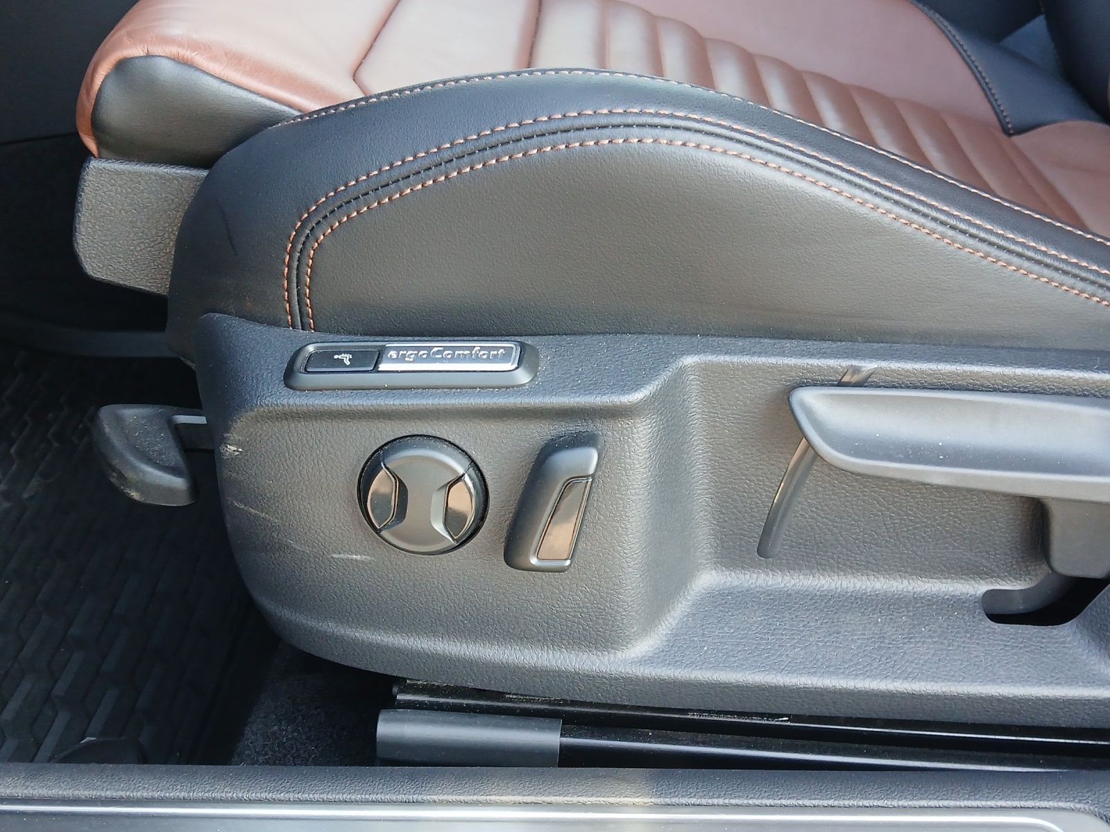 Fahrzeugabbildung Volkswagen Passat Variant TDI R-Line DSG Matrix AHK Navi Le