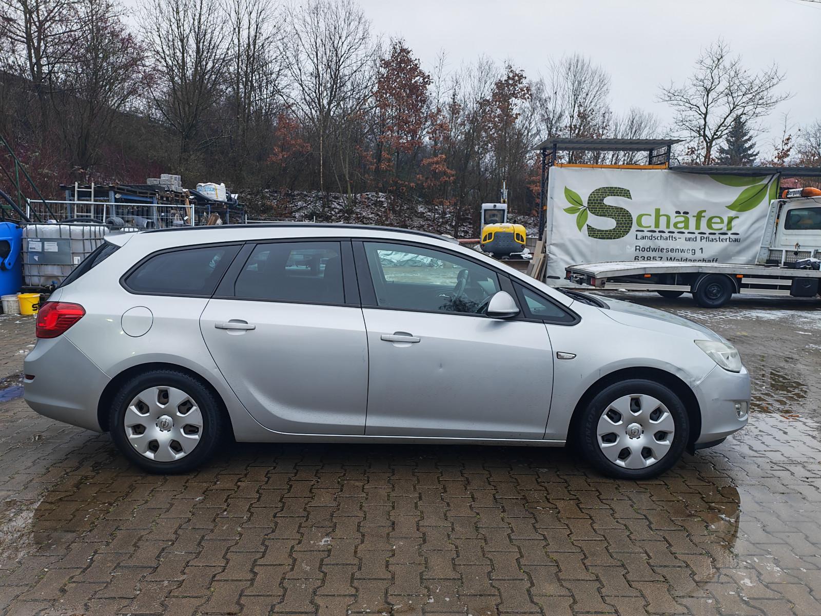 Opel Astra 2011 — photo 12