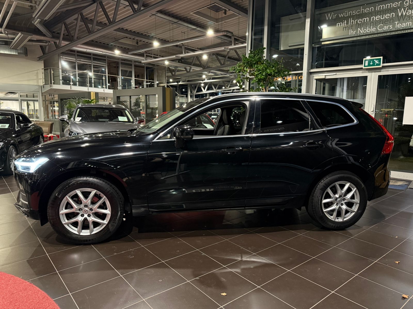 Fahrzeugabbildung Volvo XC60 Momentum Pro 2WD LED NAV DAB RFK SHZ ALU