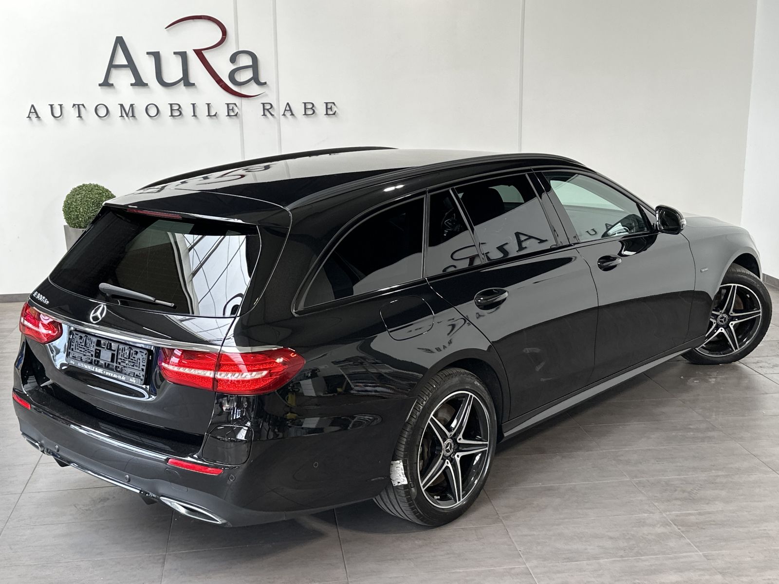 Fahrzeugabbildung Mercedes-Benz E 300de T AMG-Line NAV+LED+AHK+KAMERA+HEAD-UP+PP