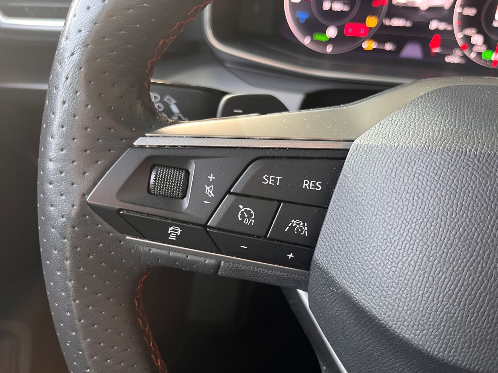 Fahrzeugabbildung SEAT Leon Sportstourer FR e-Hybrid LED NAVI ALU