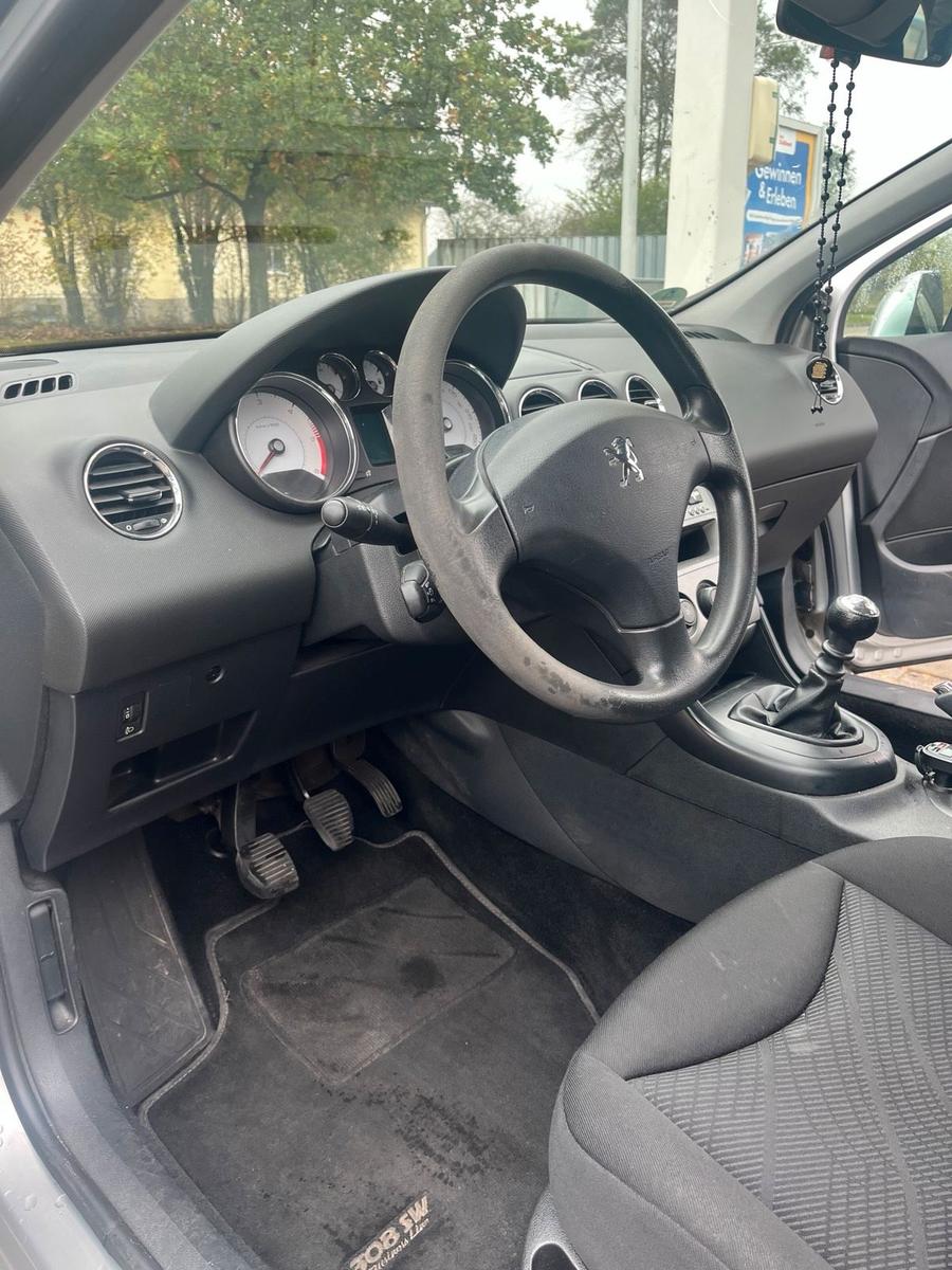 Peugeot 308 2011 — interior