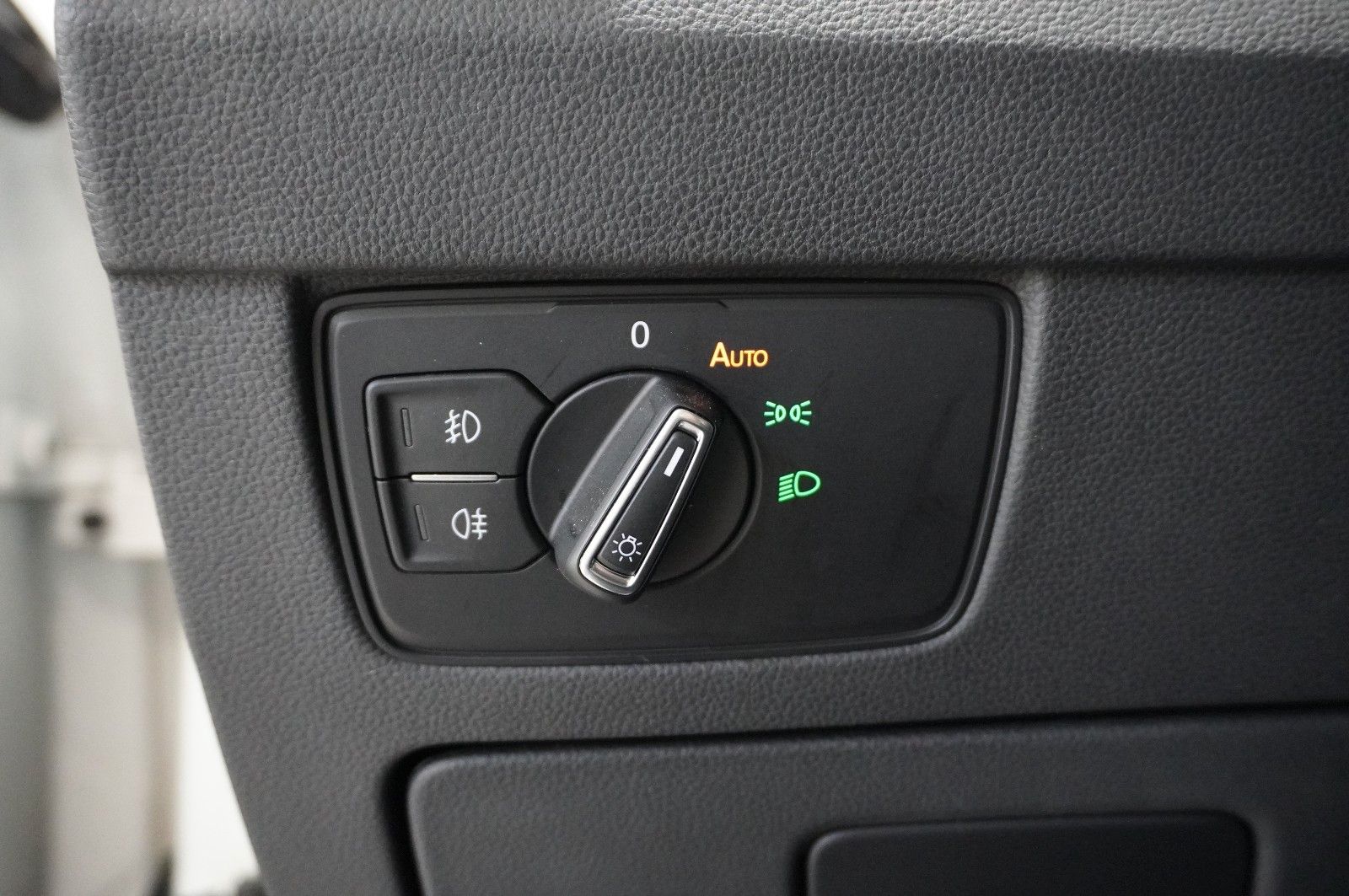 Fahrzeugabbildung Volkswagen Passat VARI. 2.0D R-LINE 4M NAVI/LED/KAMERA/AHK