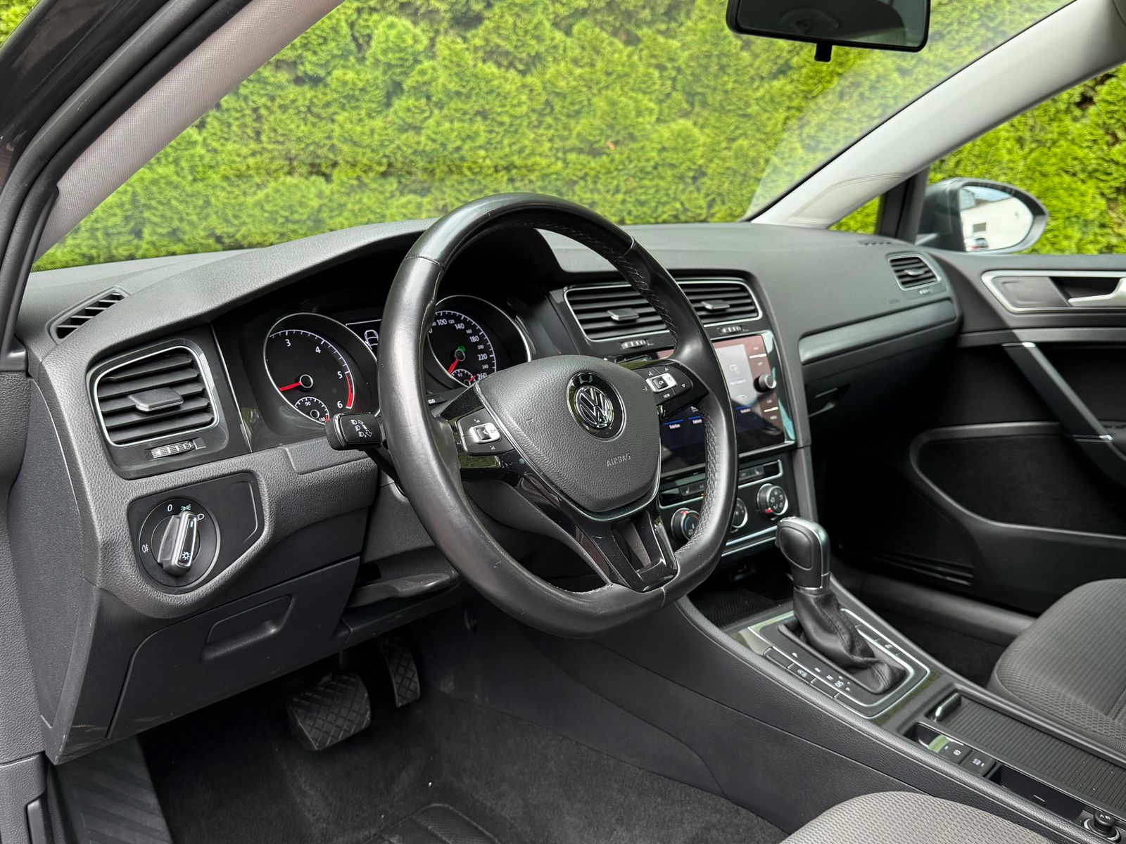 Fahrzeugabbildung Volkswagen Golf 1.6 TDI DSG Lim Comfortline NAV+SHZ+PDC+MFL
