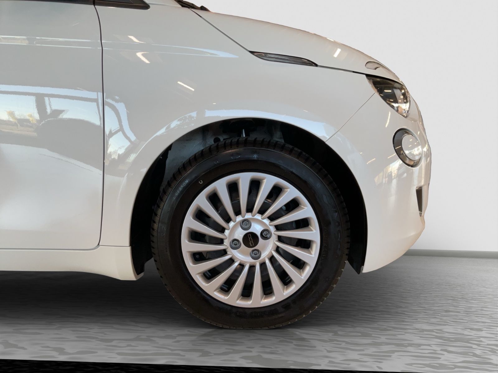 Fahrzeugabbildung Fiat 500e + Radio- & Winterpaket
