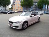 BMW 320 i Touring AUTOMATIK-NAVI-PANORAMADACH-KAMERA - mit Benzin-Antrieb: Kombi, mit Klimaanlage