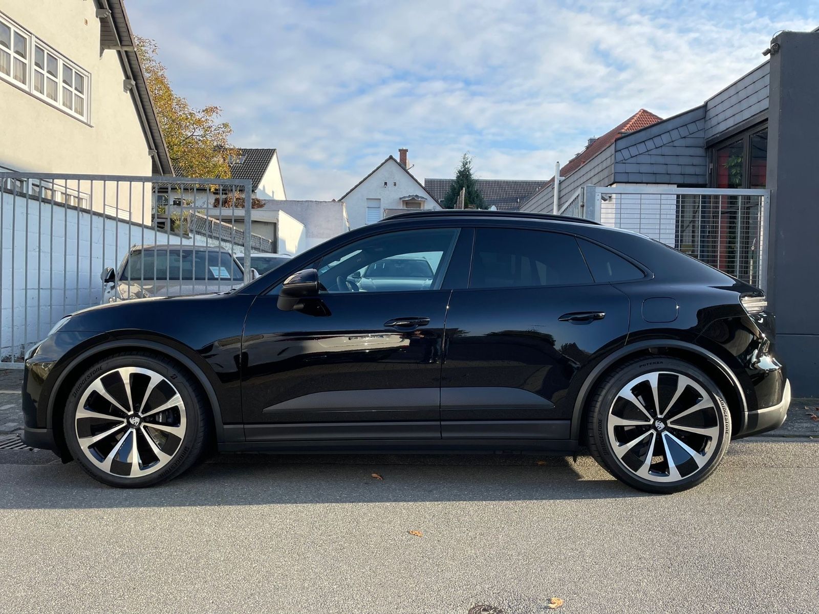 Fahrzeugabbildung Porsche Macan 4 |ACC|22"|Pano|3.Disp|SportChro|PASM|360°