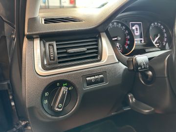 Skoda Rapid*KLIMAAUTO*SZHZ*CARPLAY*NAVI*TEMPO*TÜV0927