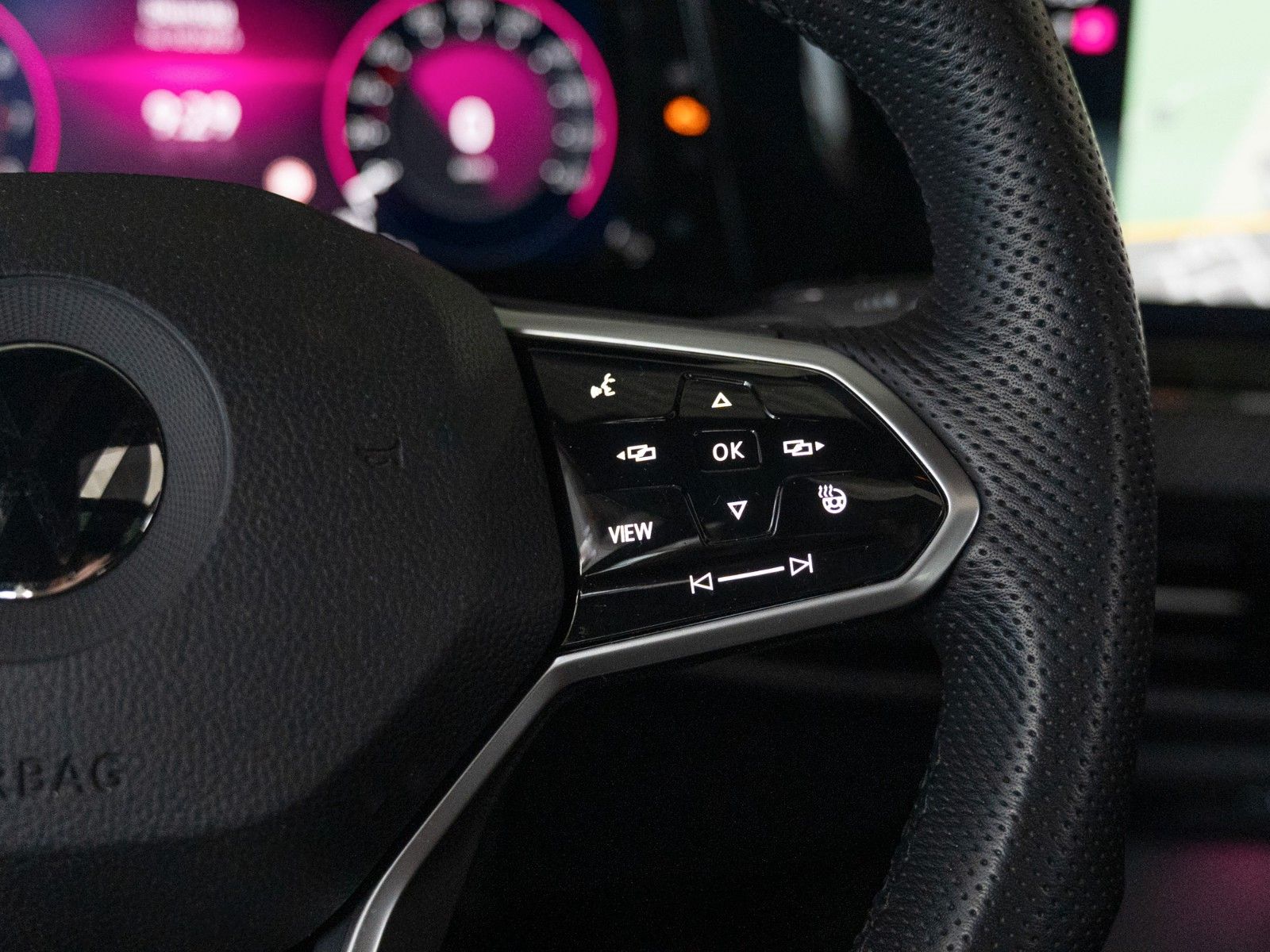 Fahrzeugabbildung Volkswagen Golf VIII Lim. R-Line eTSI AUTOM./STANDHZG./IQ-L
