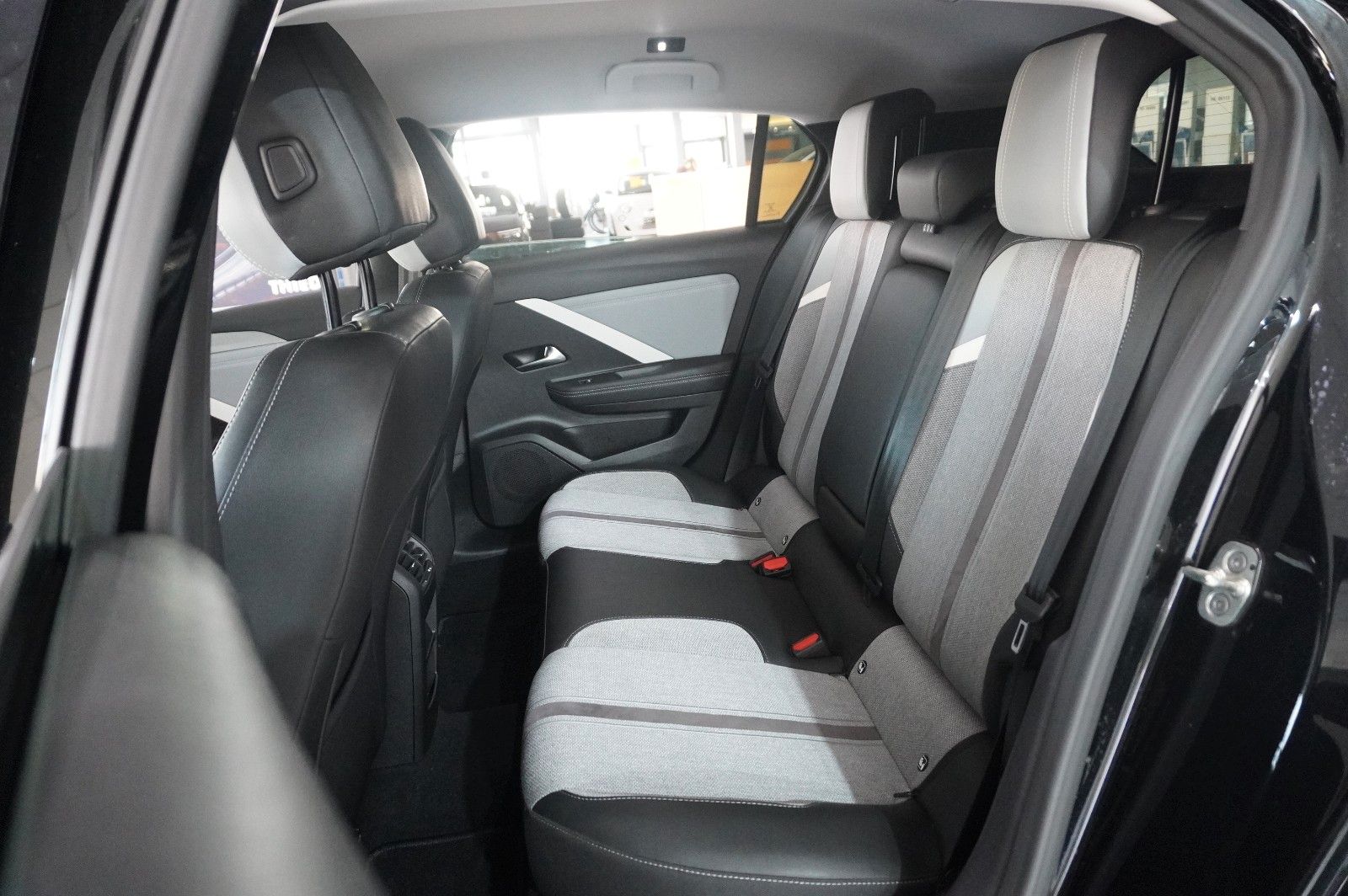 Fahrzeugabbildung Opel Astra L Lim. 1.6 HYBRID ELEGANCE NAVI/KAMERA/AHK