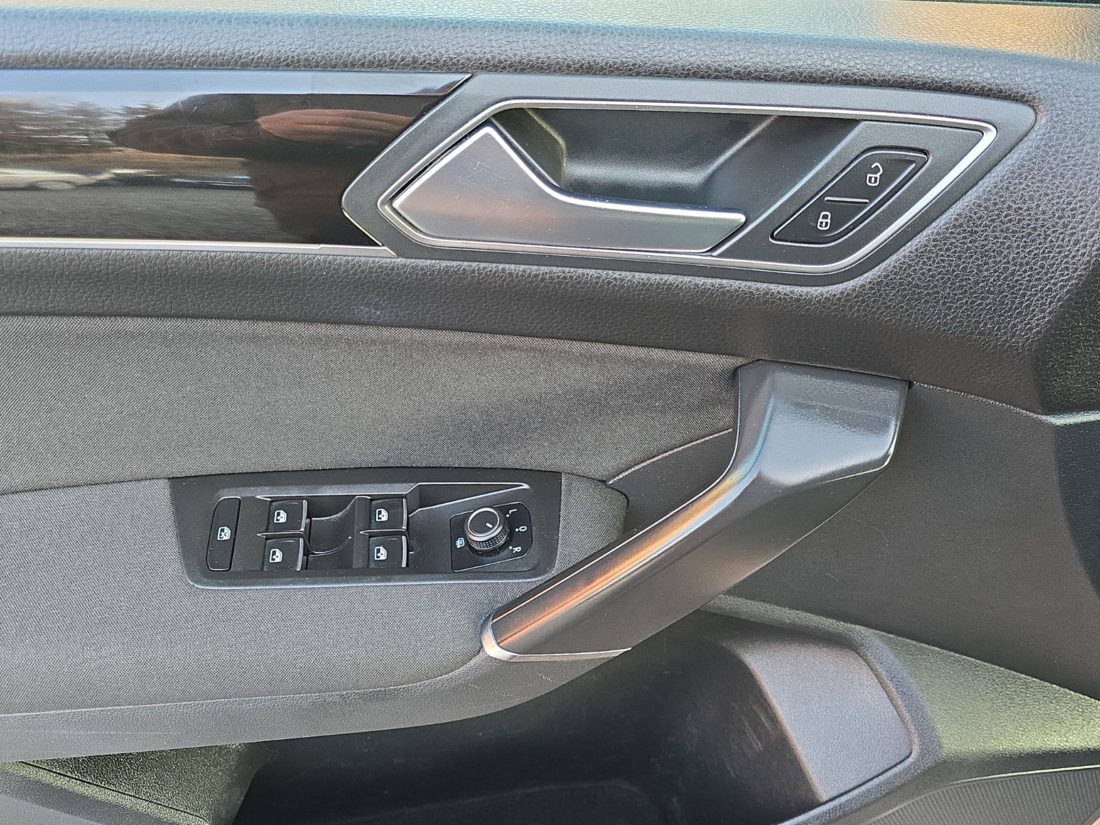 Fahrzeugabbildung Volkswagen Touran Highline+NAVI+LEDER+LED+AHK+TEMPOMAT+DSG