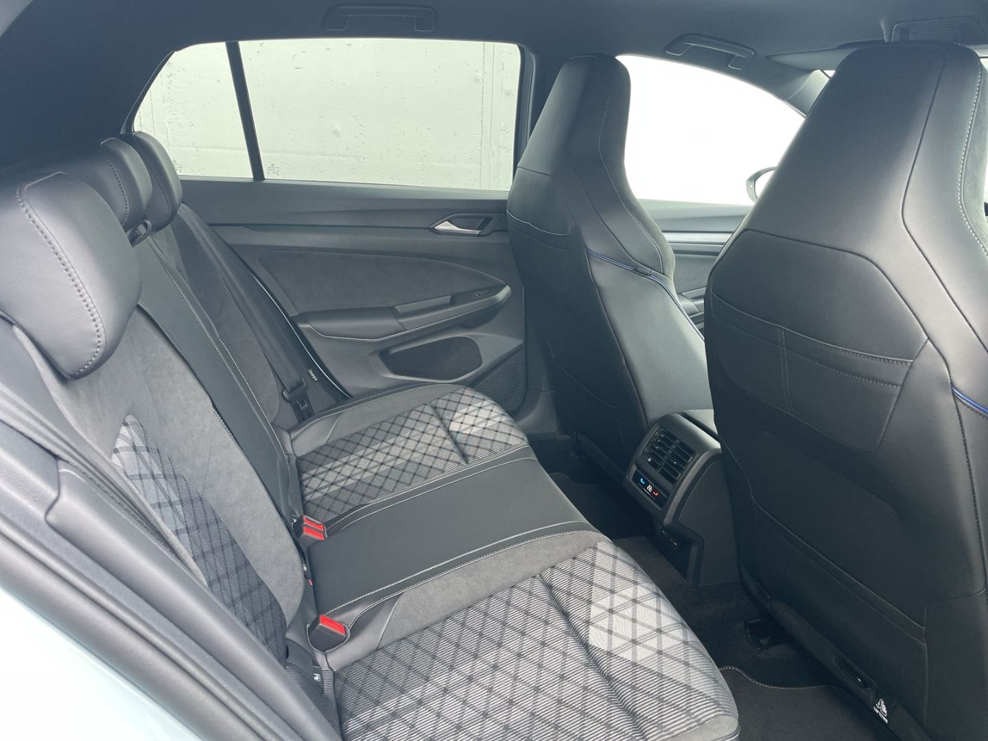 Golf VIII 1.5 eTSI DSG R-Line AHK/360°Kamera/HUD