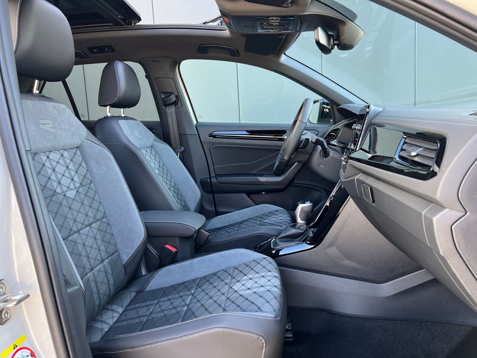 Fahrzeugabbildung Volkswagen T-Roc R-Line 1.5 TSI DSG *Black Style, AHK, Pano