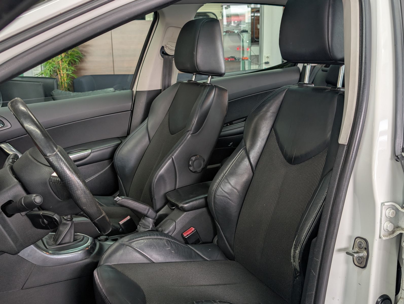 Fahrzeugabbildung Peugeot 308 GTi LEDER PANO XENON TEMP PDC NAVI 18-ZOLL