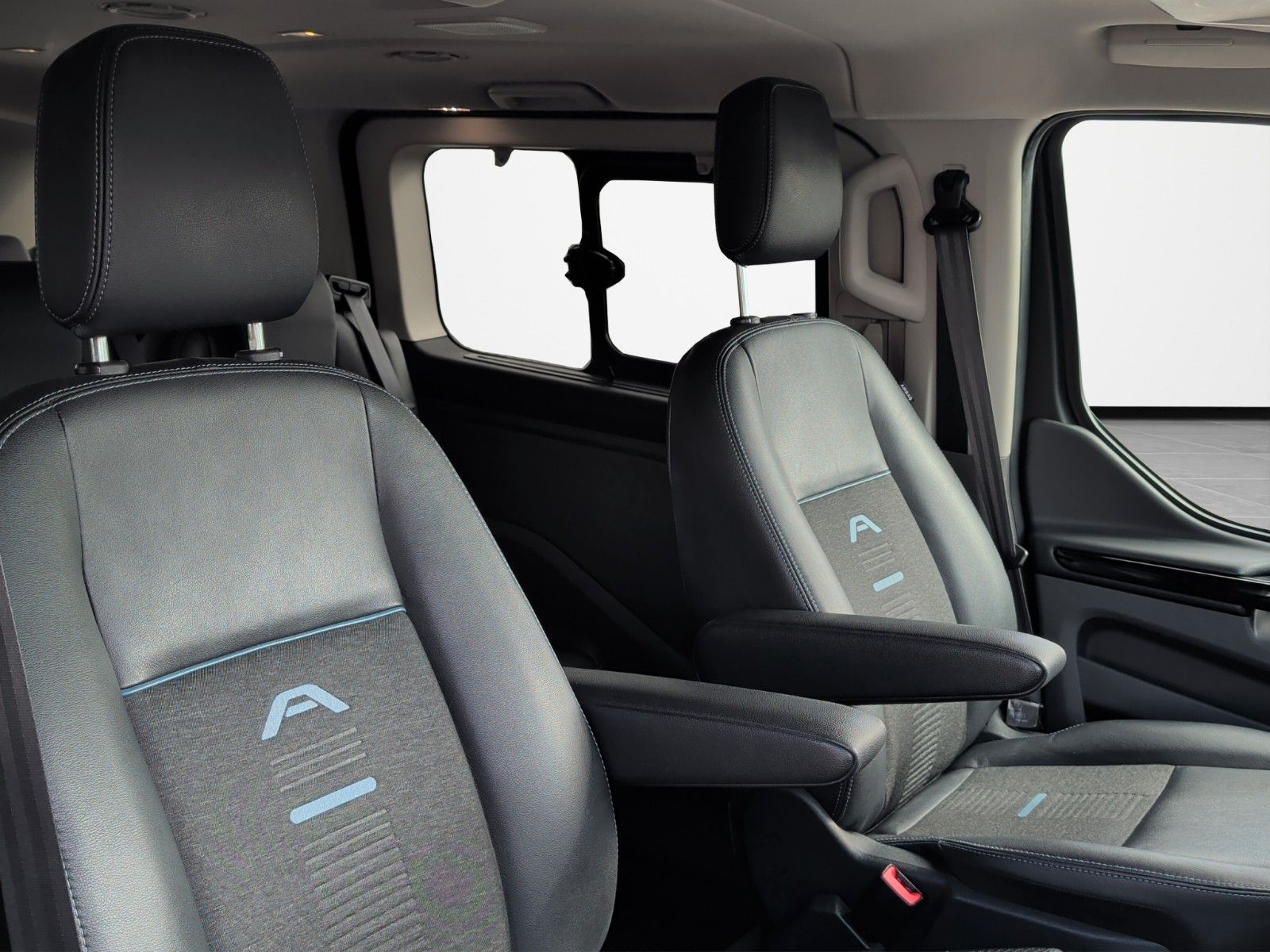 Fahrzeugabbildung Ford TOURNEO CUSTOM 320 L1 ACTIVE STHZ AHK KAM ASSIST