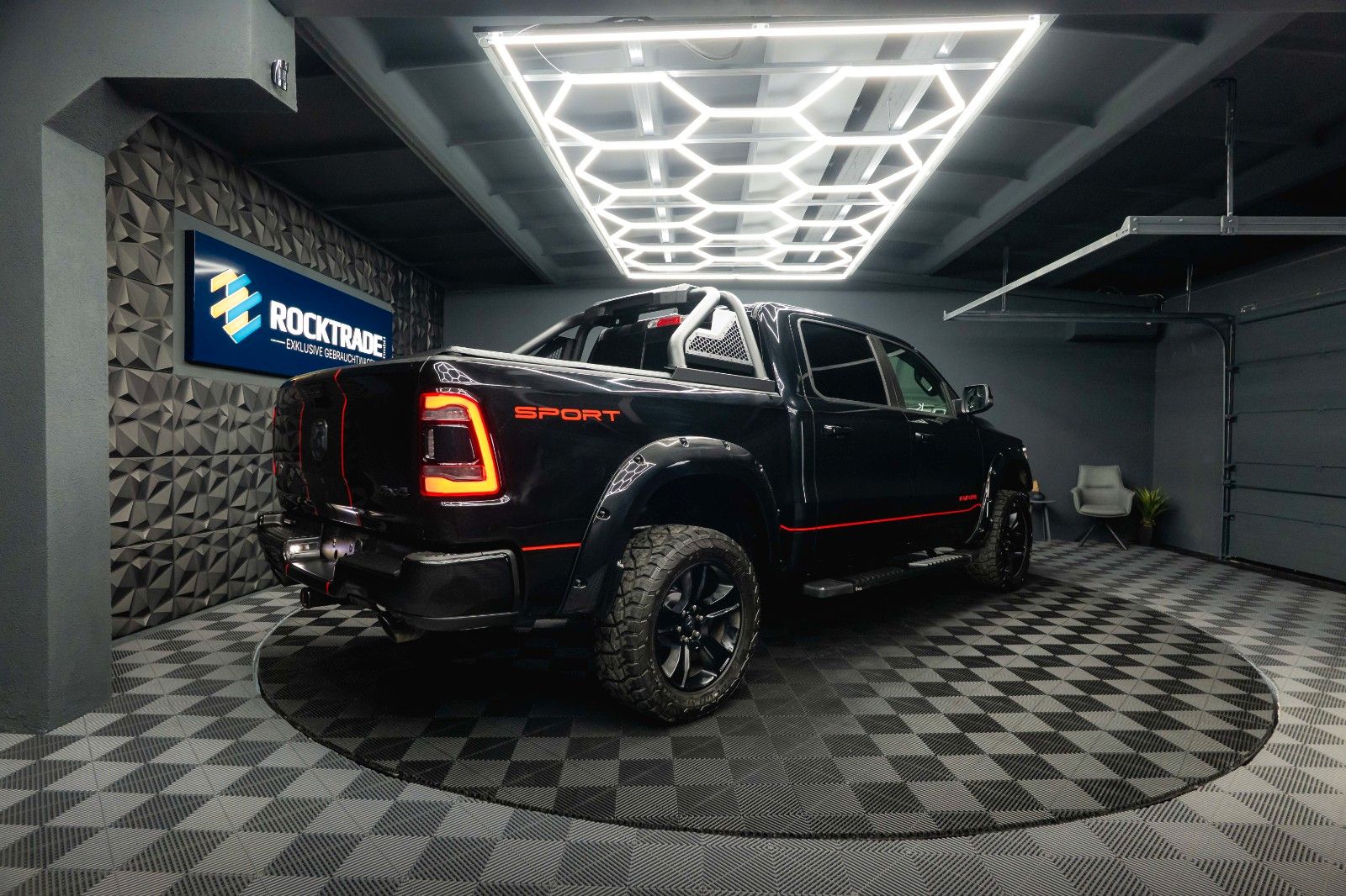 Fahrzeugabbildung Dodge RAM 5.7 V8 HEMI 4x4 OFFROAD Night-Paket Limited