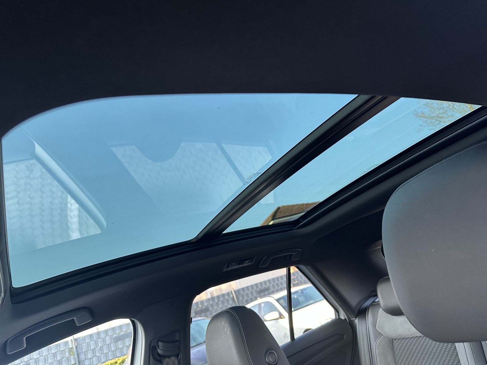 Fahrzeugabbildung Volkswagen T-Roc 2.0 TSI DSG 4M R-Line NAV+LED+PANO+AHK+ACC
