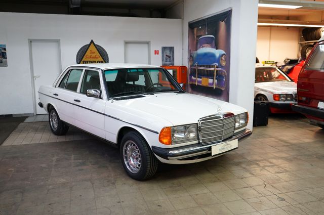 Mercedes-Benz W123 300D  Leder Klima orig. 19.893km 2. Hand