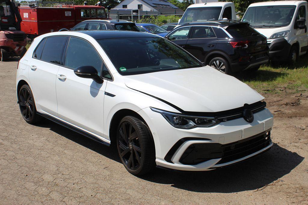Volkswagen Golf VIII 1.5 eTSI OPF DSG R-Line Panorama