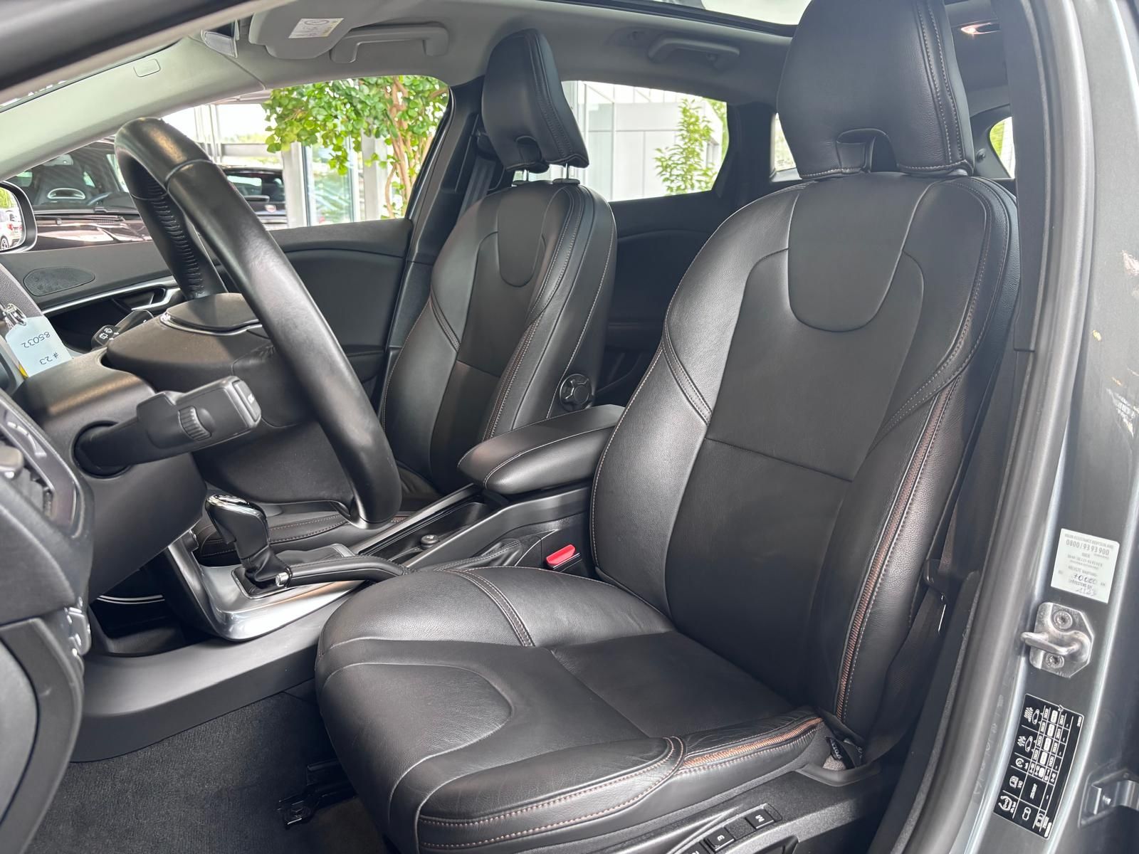 Fahrzeugabbildung Volvo V40 Cross Country Plus PANO ACC BLIS LED