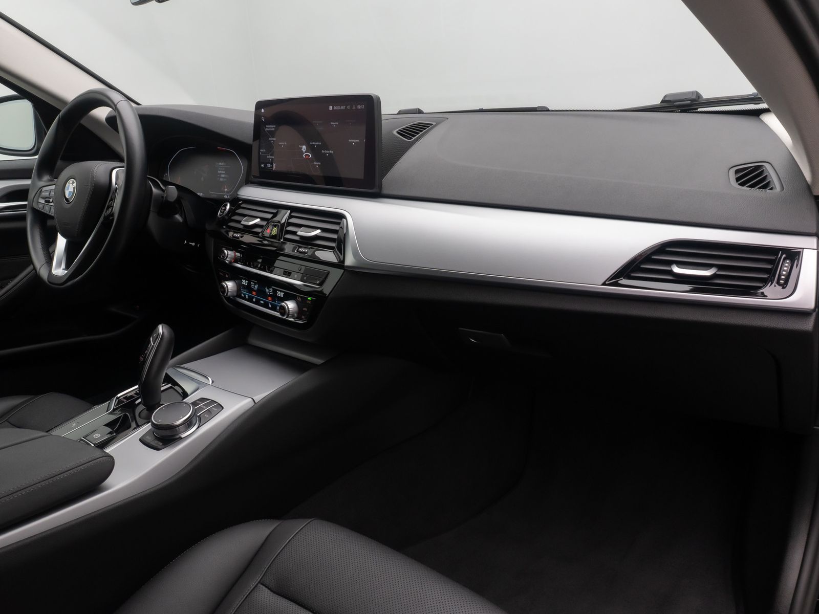 Fahrzeugabbildung BMW 530d Alarm FernlichtAss DAB Kamera 4xKlima WLAN