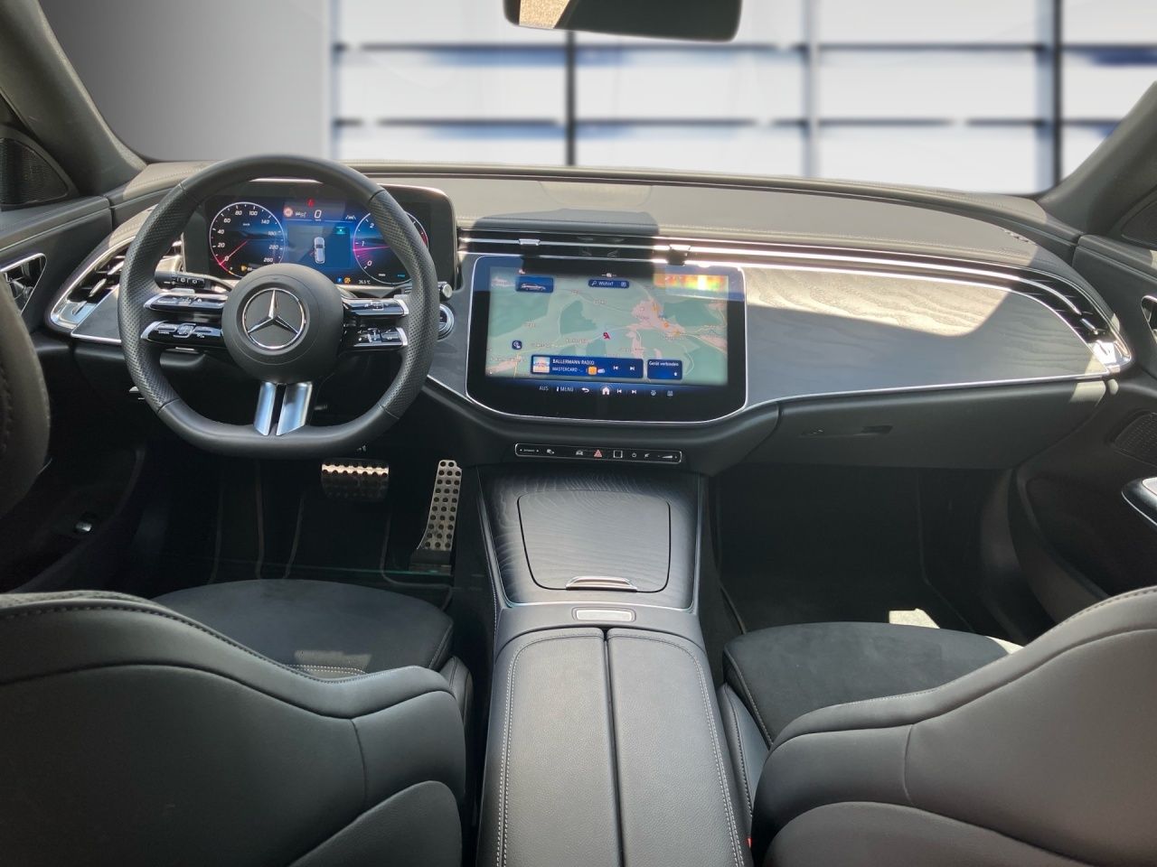 Fahrzeugabbildung Mercedes-Benz E 220 d T AMG+NIGHT+AHK+PANO+KEYLESS+