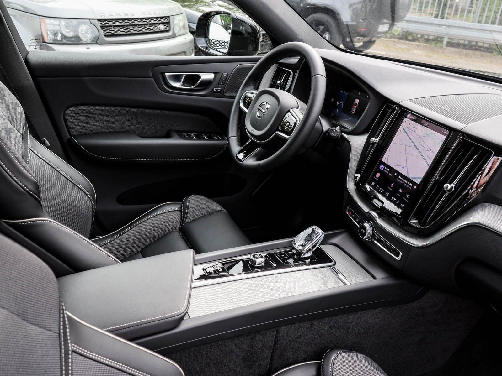 Volvo XC60 T6 Plus Black Edition  Plug-In  AWD Panoram imagem 3
