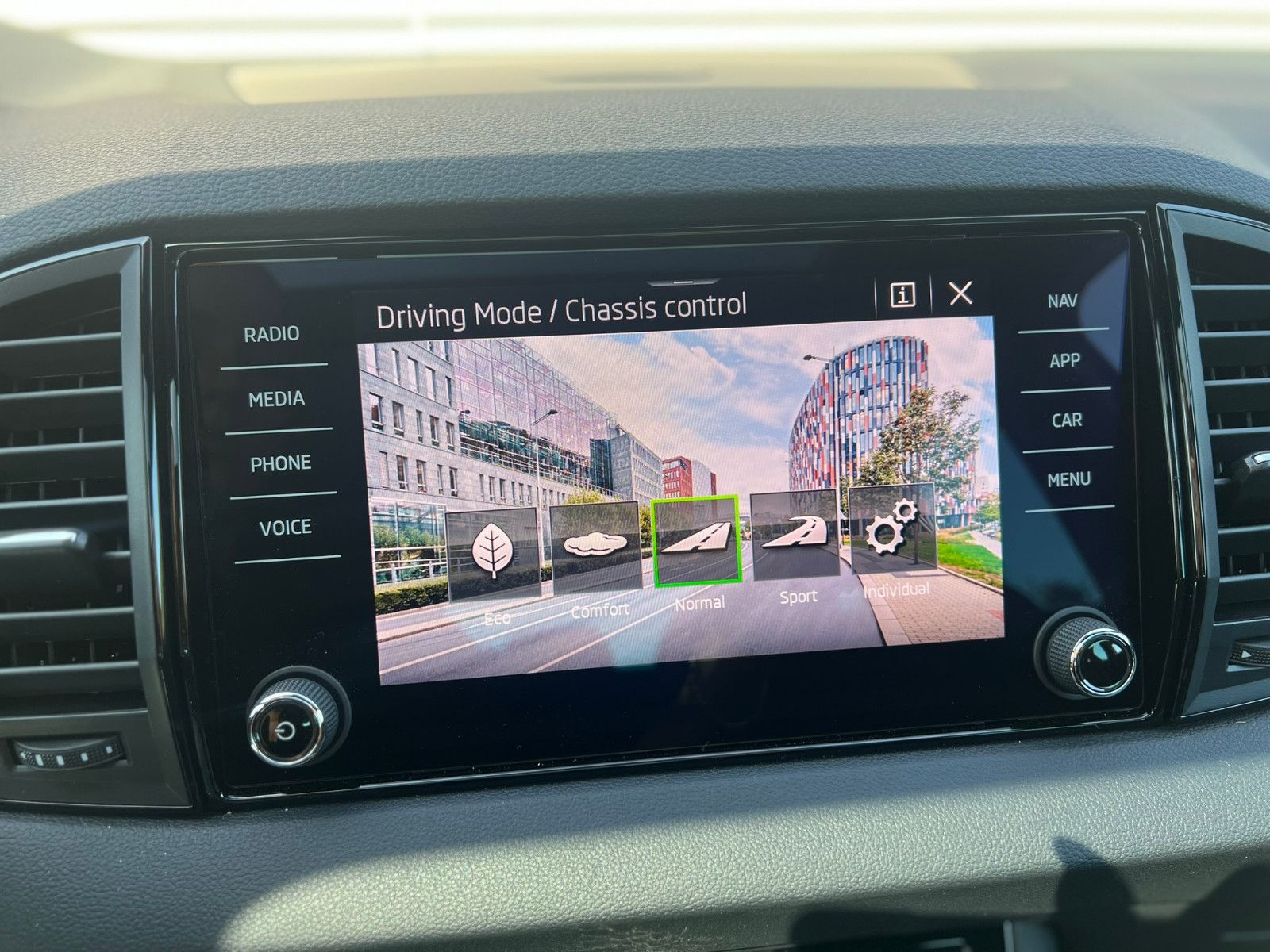 Fahrzeugabbildung SKODA Karoq Sportline 1.5 TSI DSG Navi Tempomat Kamera