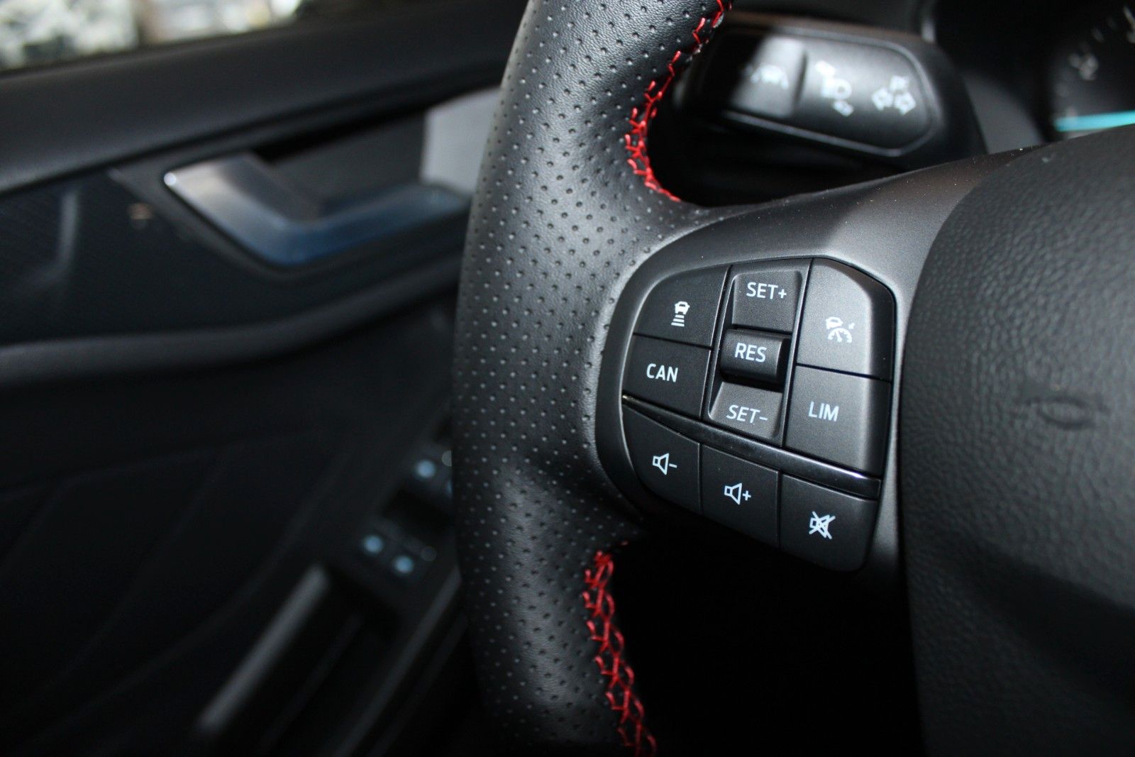 Fahrzeugabbildung Ford Focus ST-Line AHK GJR LED B&O ACC CAM SOFORT