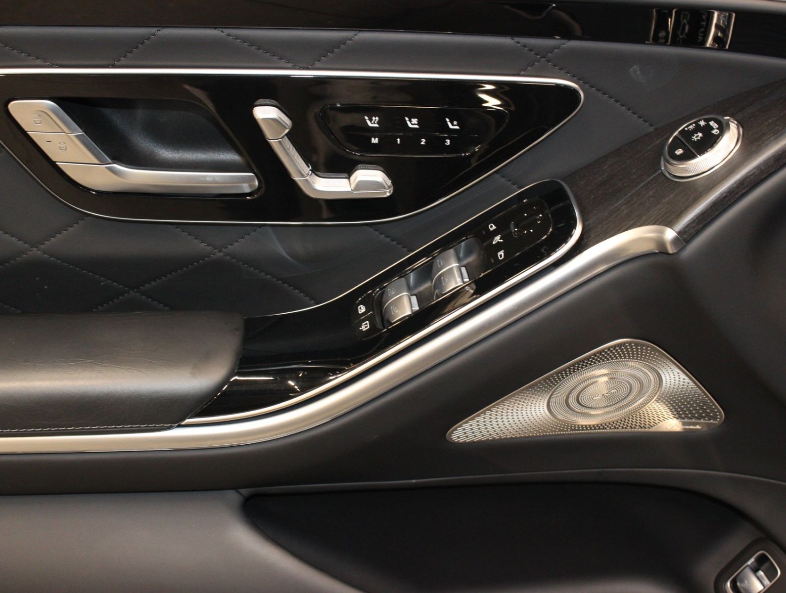 Fahrzeugabbildung Mercedes-Benz S 500 4Matic AMG Line Pano*Burmester*HUD