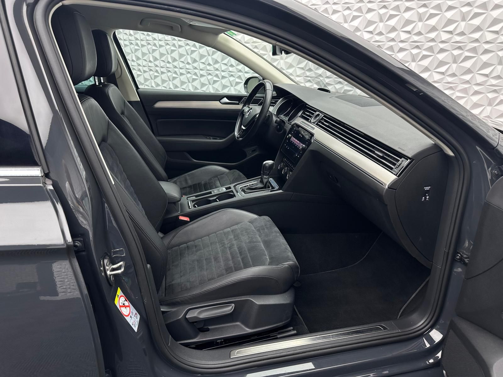 Fahrzeugabbildung Volkswagen PASSAT 2.0 TDI HIGHLINE/ACC/DCC/HUD/LED/RCAM/PDC