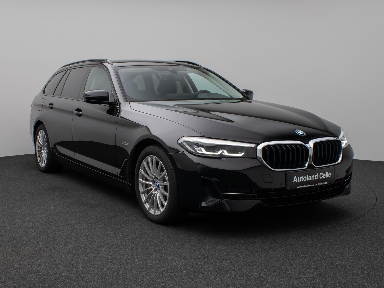 Fahrzeugabbildung BMW 530e Panorama DAB HiFi CockPitPro Alarm PDC LED