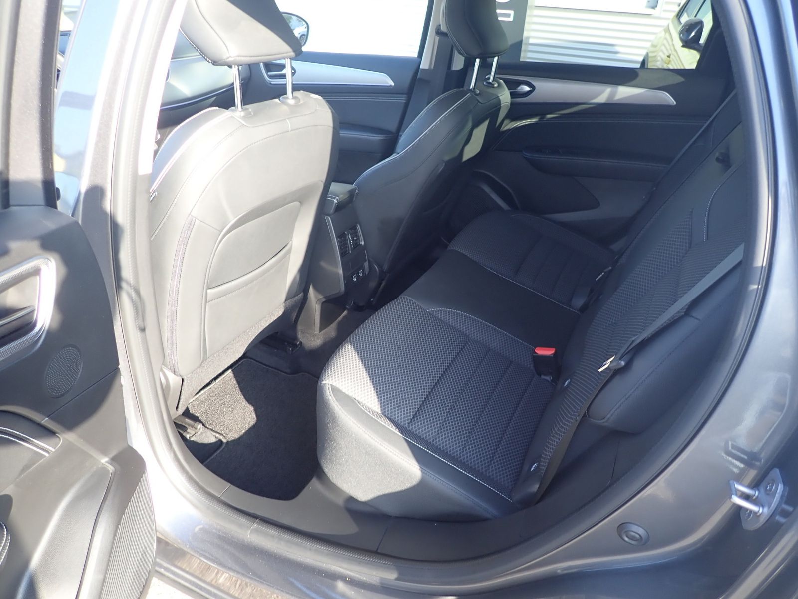 Fahrzeugabbildung Renault Arkana INTENS TCe 140 EDC (M