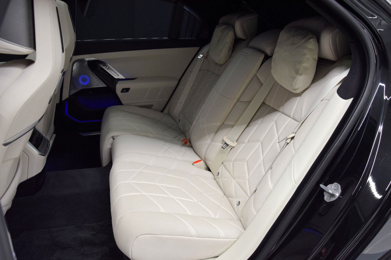 Fahrzeugabbildung BMW i7 xDrive 60 Design Pure Exce Fond-Ent. Kristall