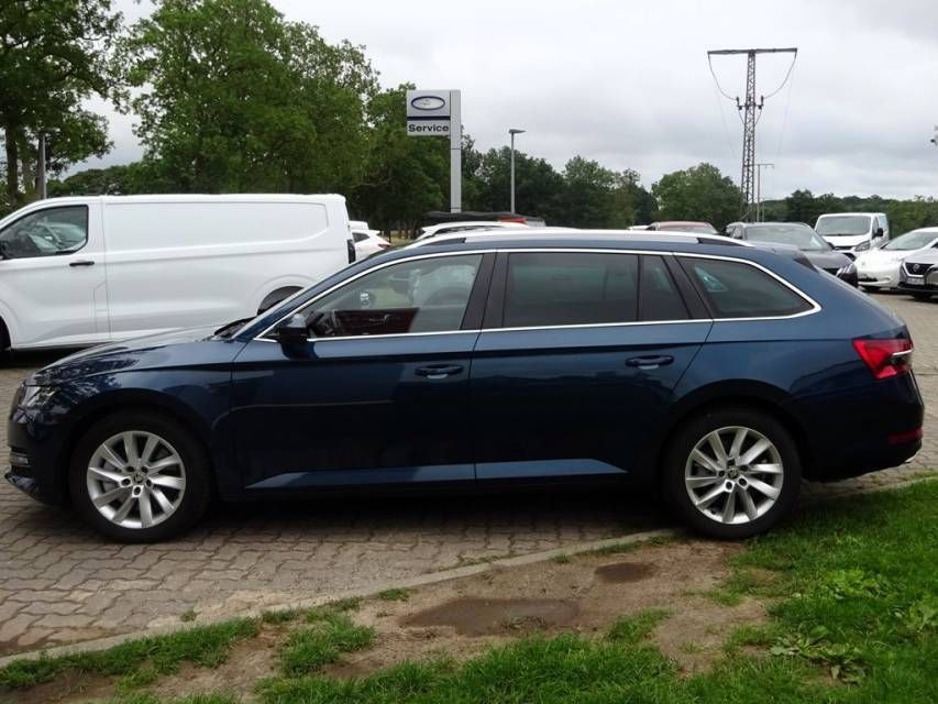 Fahrzeugabbildung SKODA Superb  Combi 2,0 TSI Style 4*4 DSG Navi