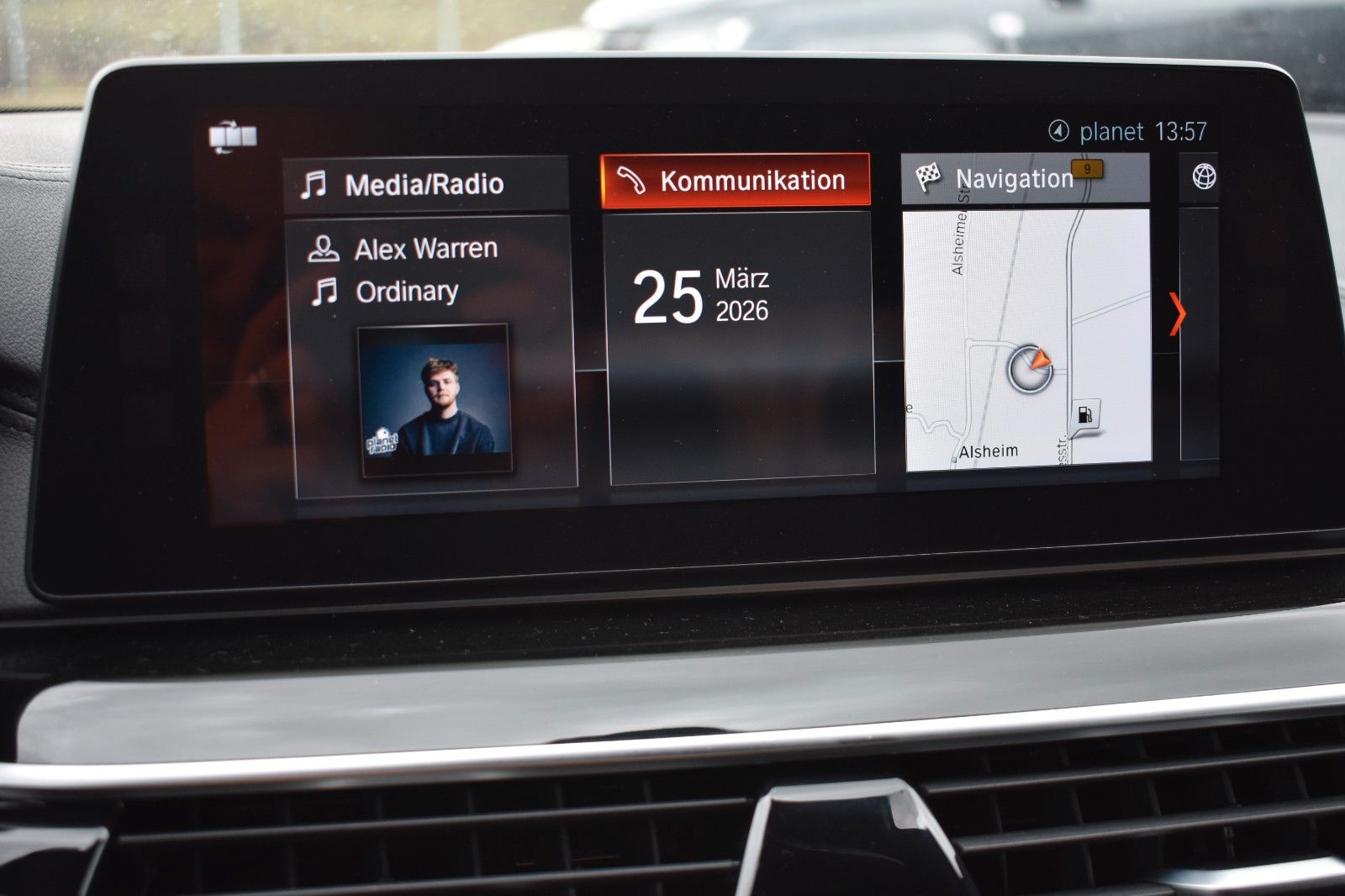Fahrzeugabbildung BMW M550i Limo xDrive Night Vision HUD 360°  1 Hand