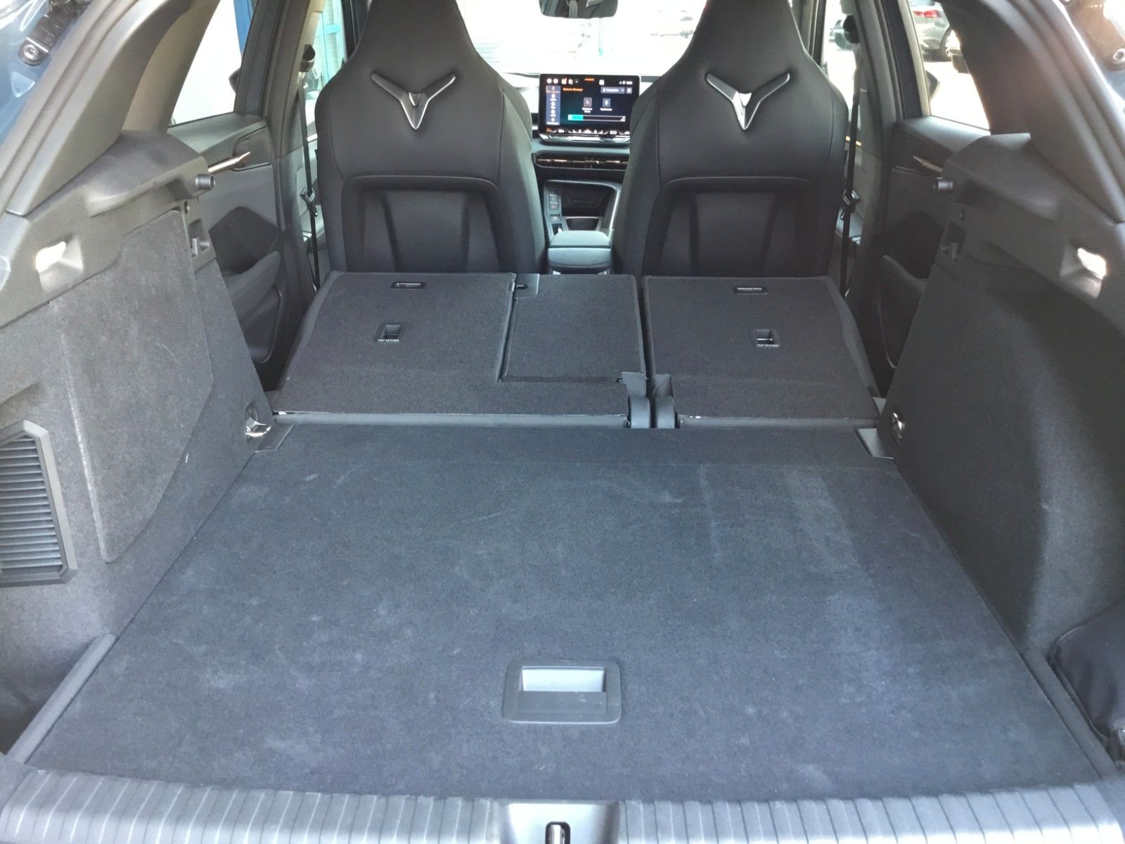 Fahrzeugabbildung CUPRA Terramar 1.5 e-HYBRID DSG+AHK+Kessy+Navi+18"