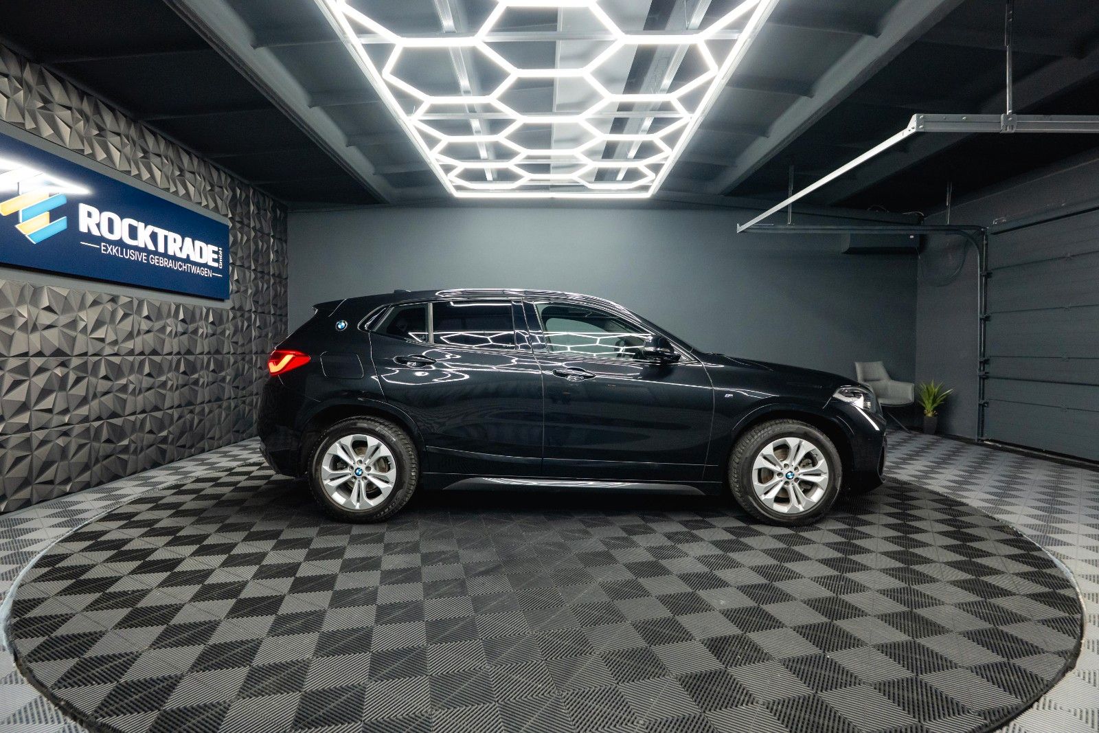 Fahrzeugabbildung BMW X2 sDrive 18i M Sport Automatik *Alcantara*LED*