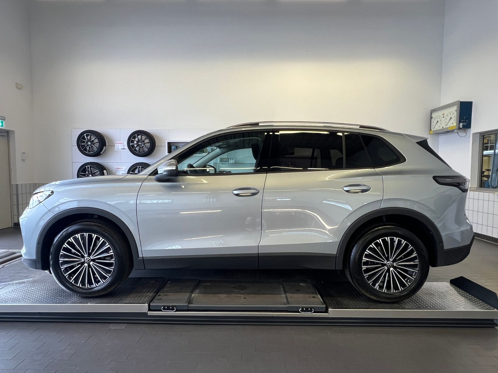 Fahrzeugabbildung Volkswagen Tiguan Life 2.0 TDI DSG *AHK, LED, Kamera, 18''-