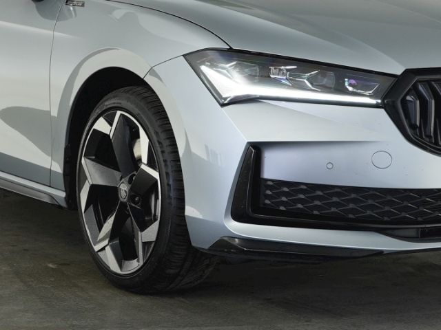 Superb COMBI SPORTLINE iV DSG+AHK+NAVI+SITZ-/LEN