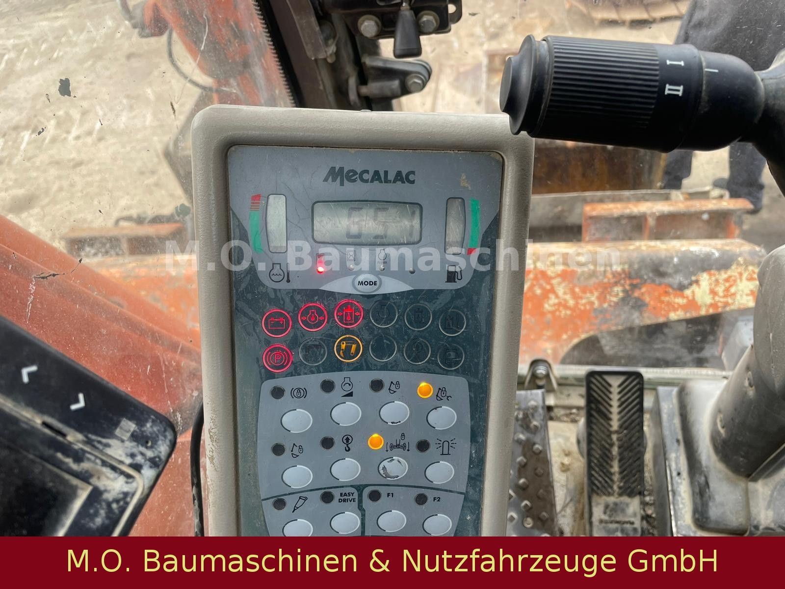 Fahrzeugabbildung MECALAC 12 MTX  / Klappschaufel / Gabel / 3x Tieflöffel